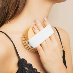 The Soft Dry Brush Brosse Peau Sensible -Dermalogica Soldes 07 2021 Ruhi encart inspiration Soft Brush2 TINY