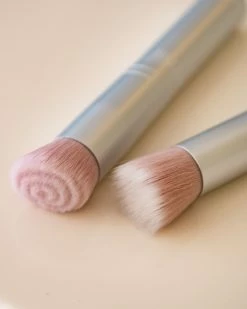 RMS Beauty Skin2Skin Blush Brush -Dermalogica Soldes PinceauxRMS2 FP Post