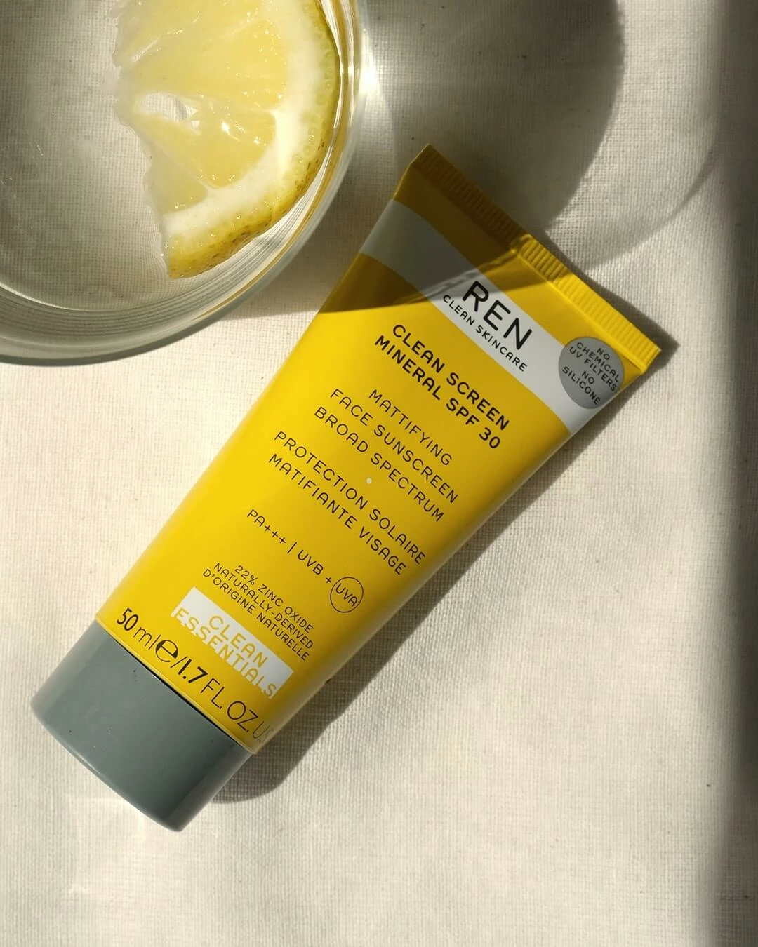 REN CLEAN SKINCARE Clean Screen Protection Solaire Matifiante Visage SPF 30 5 REN CLEAN SKINCARE Clean Screen Protection Solaire Matifiante Visage SPF 30 – Image 3