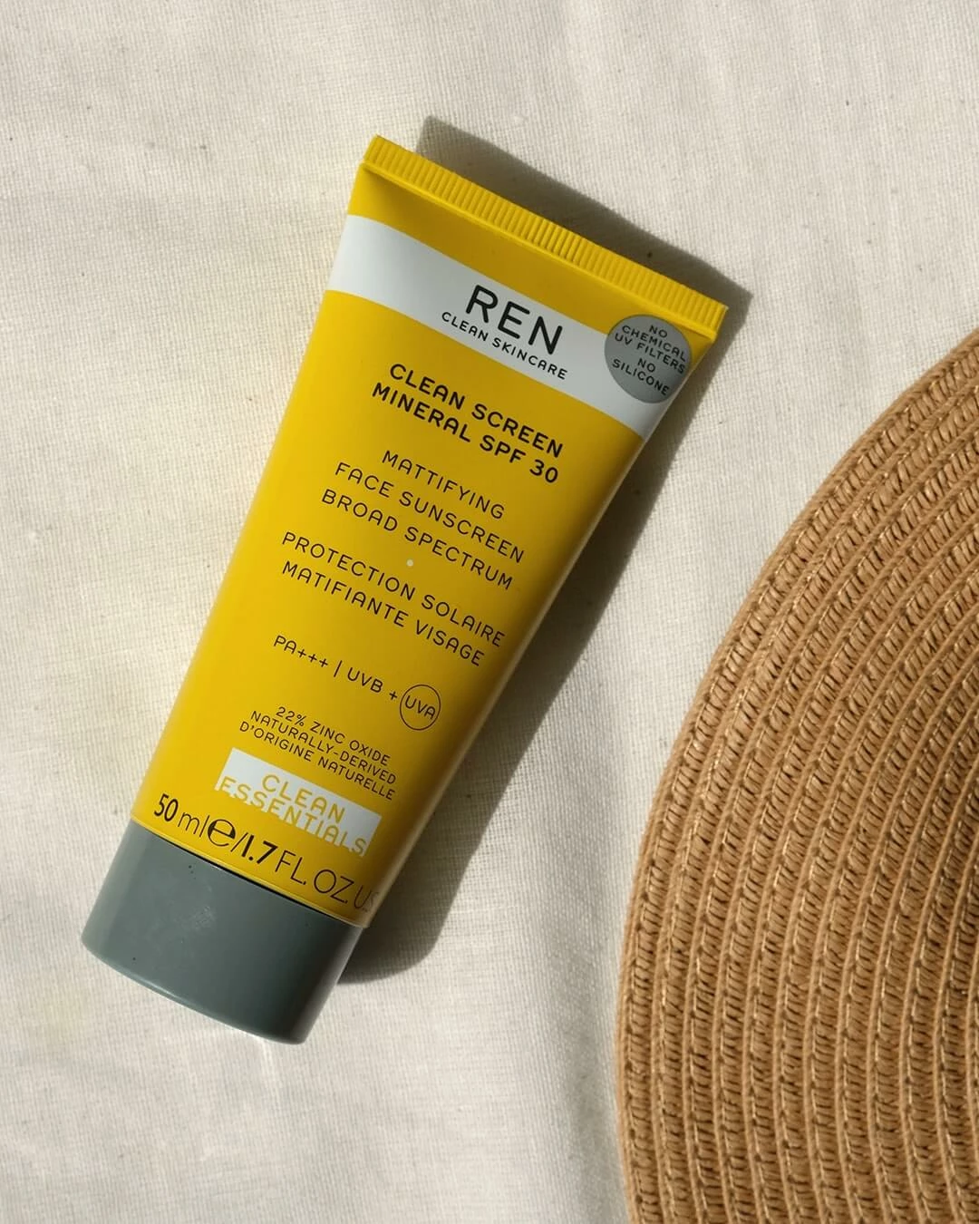 REN CLEAN SKINCARE Clean Screen Protection Solaire Matifiante Visage SPF 30 4 REN CLEAN SKINCARE Clean Screen Protection Solaire Matifiante Visage SPF 30 – Image 2