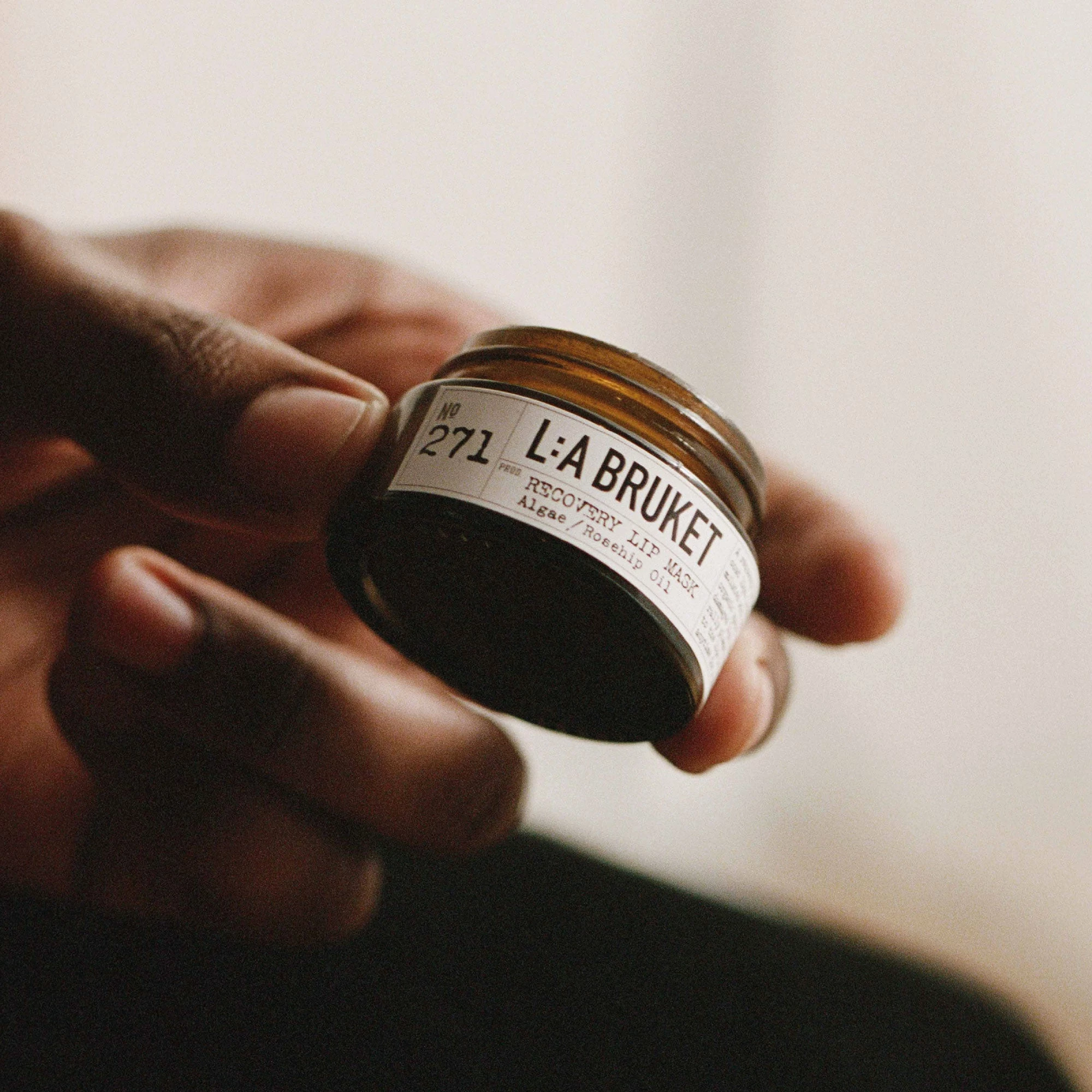 L:A Bruket Recovery Lip Masque Régénérant Lèvres 271 4 L:A Bruket Recovery Lip Masque Régénérant Lèvres 271 – Image 2